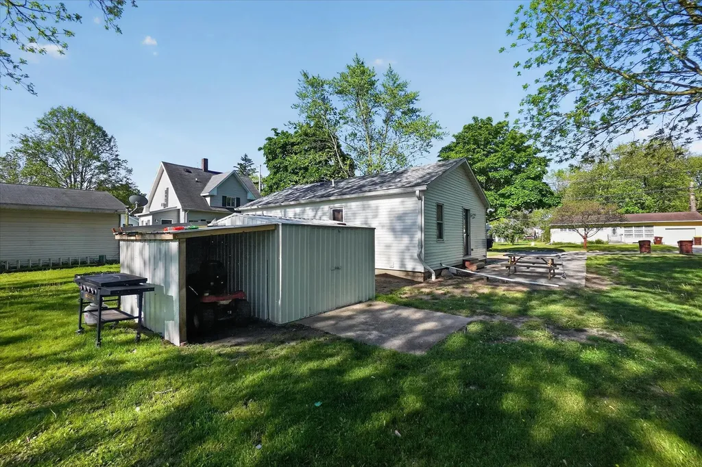 225 Grafton Avenue Alma City MI 48801