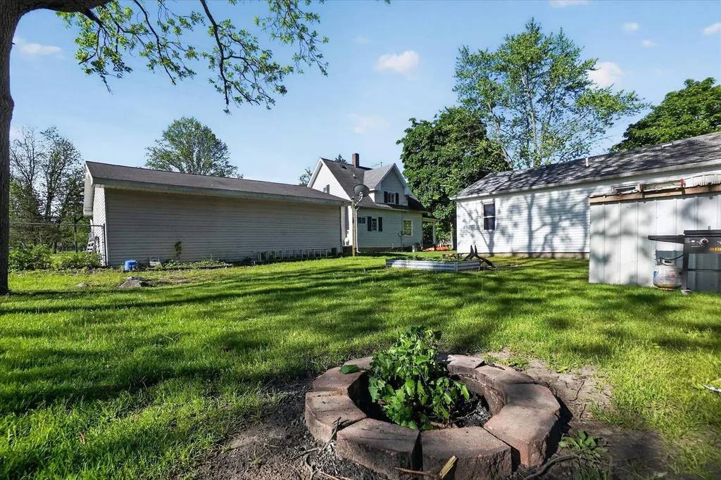 225 Grafton Avenue Alma City MI 48801