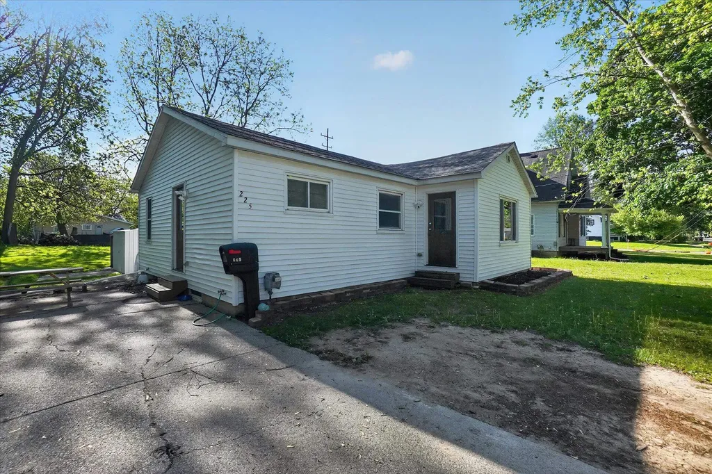 225 Grafton Avenue Alma City MI 48801