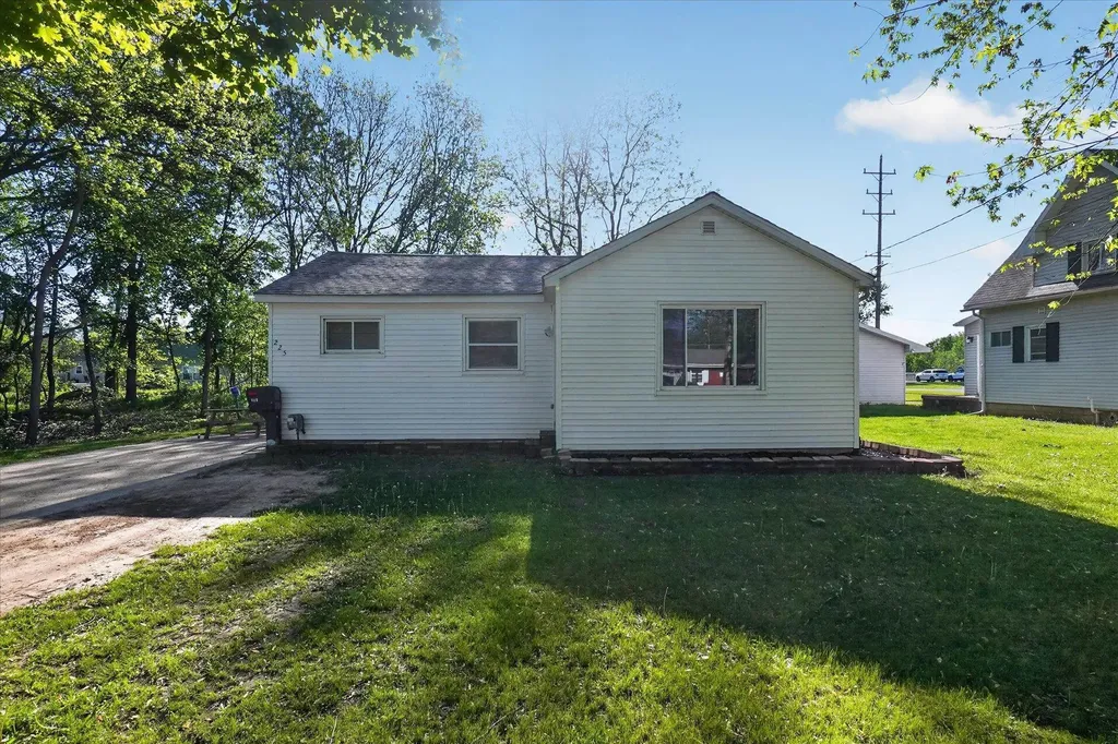 225 Grafton Avenue Alma City MI 48801