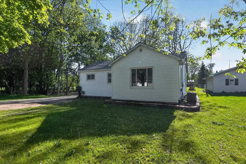 225 Grafton Avenue Alma City MI 48801