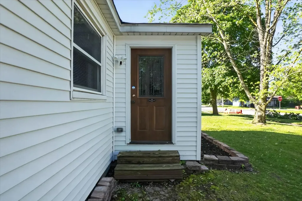 225 Grafton Avenue Alma City MI 48801
