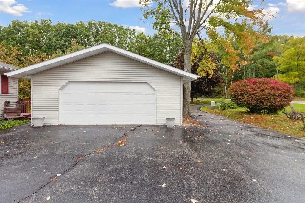 1132 Clubhouse Drive Broomfield Township MI 48893