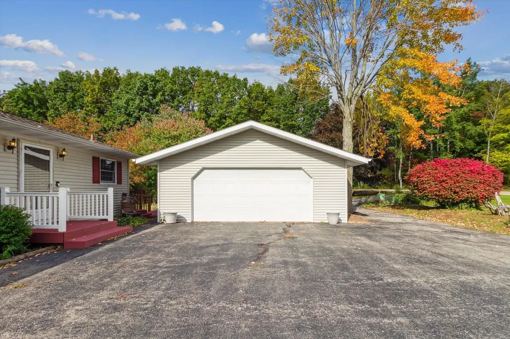 1132 Clubhouse Drive Broomfield Township MI 48893