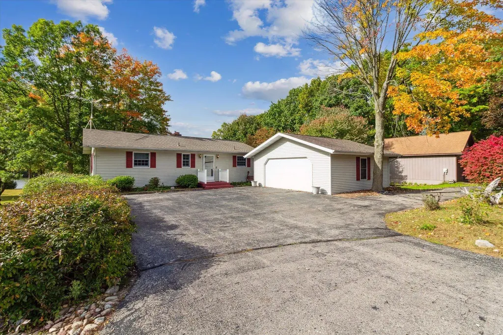 1132 Clubhouse Drive Broomfield Township MI 48893