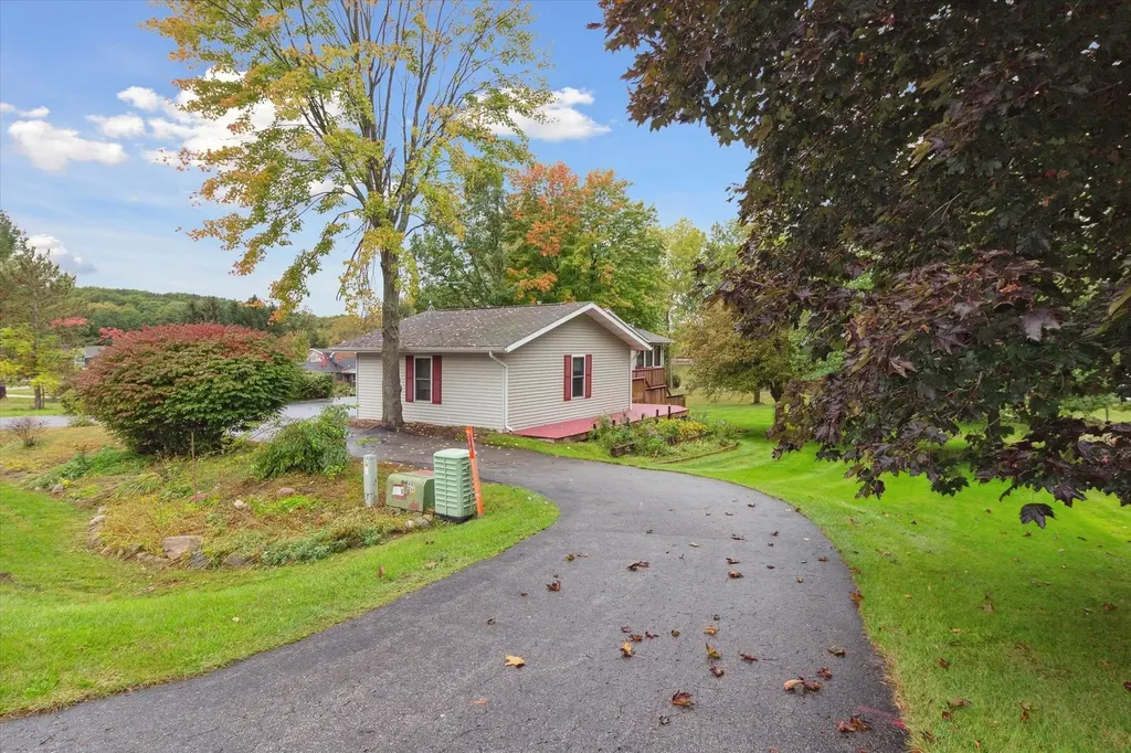 1132 Clubhouse Drive Broomfield Township MI 48893