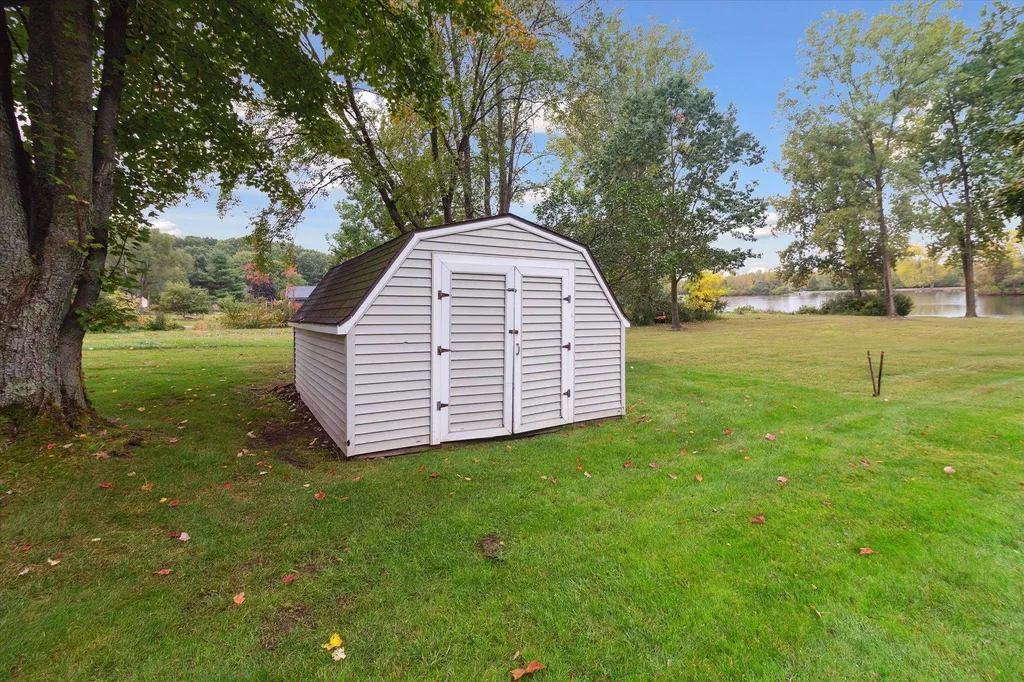 1132 Clubhouse Drive Broomfield Township MI 48893
