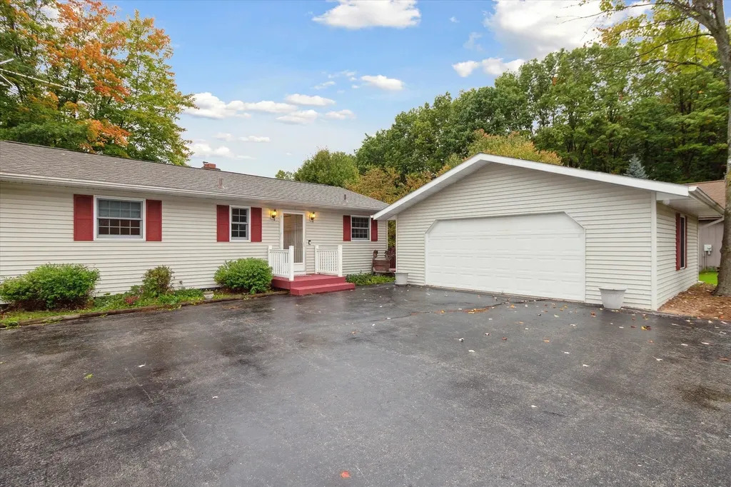 1132 Clubhouse Drive Broomfield Township MI 48893