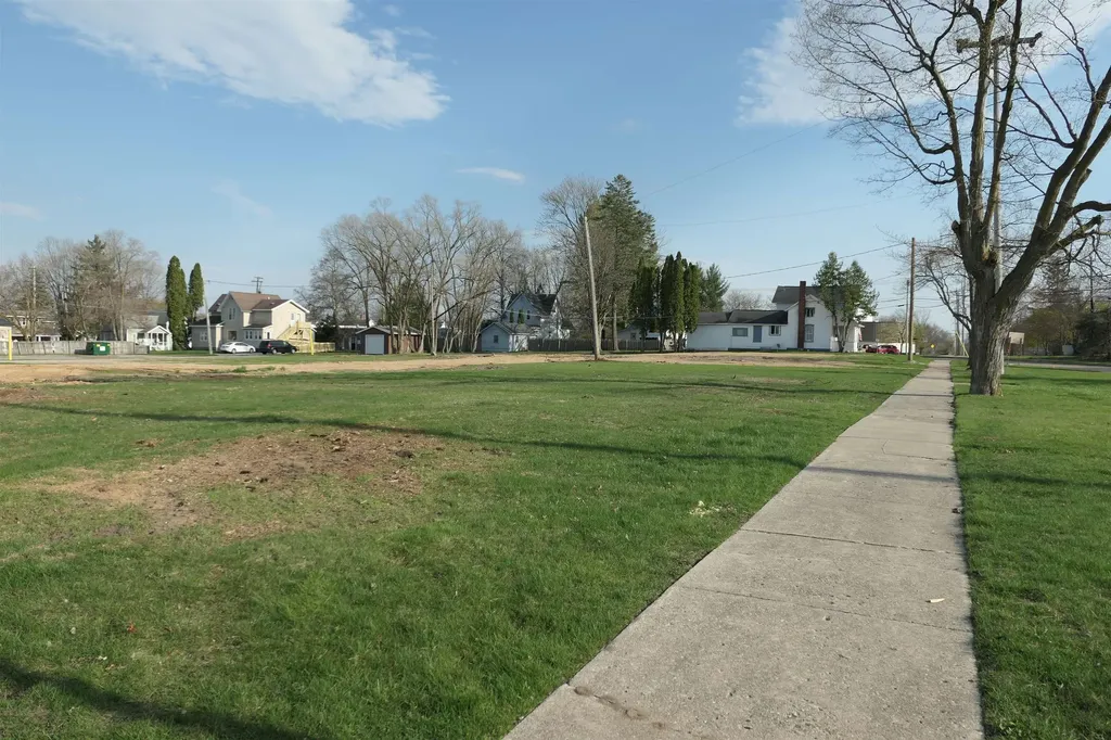 323 W Superior Street Alma City MI 48801
