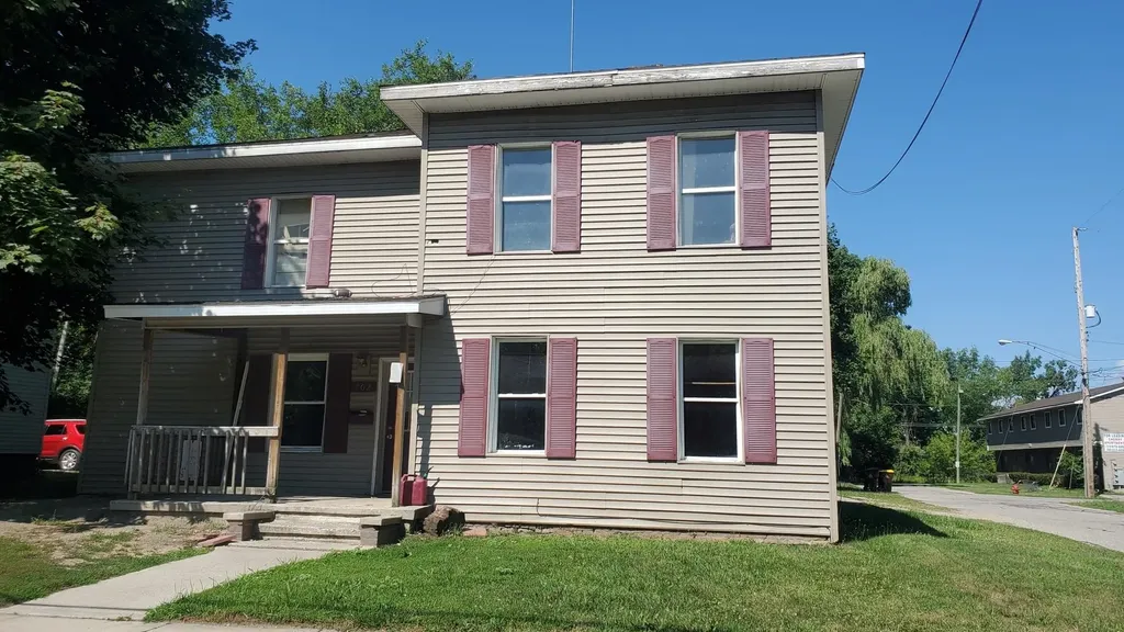 702 Oak Street Mt. Pleasant City MI 48858