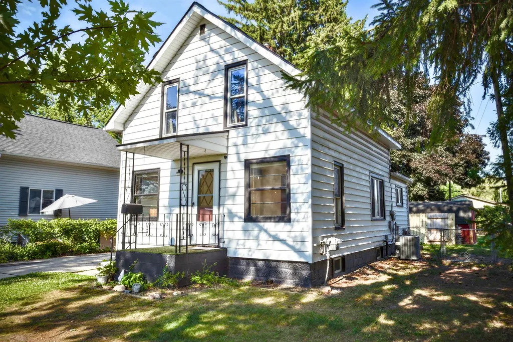 104 Grove Avenue Alma City MI 48801