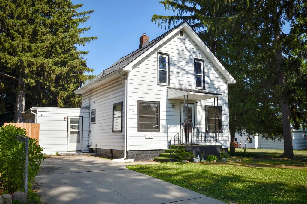 104 Grove Avenue Alma City MI 48801