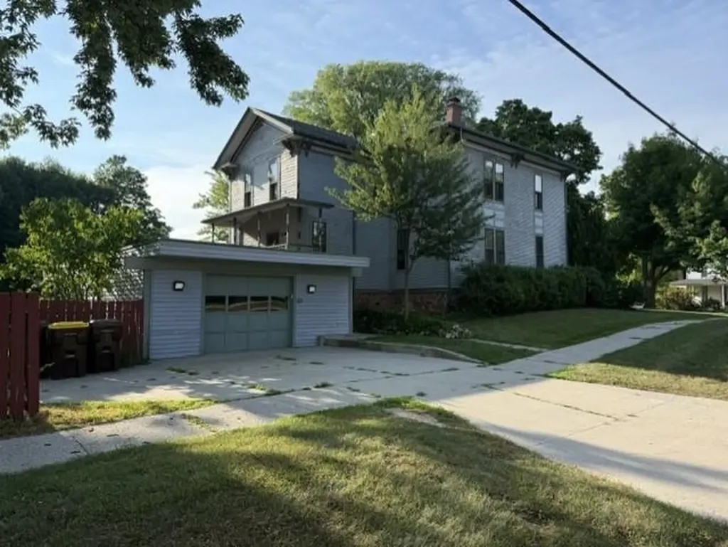 424 Center Street Alma City MI 48801