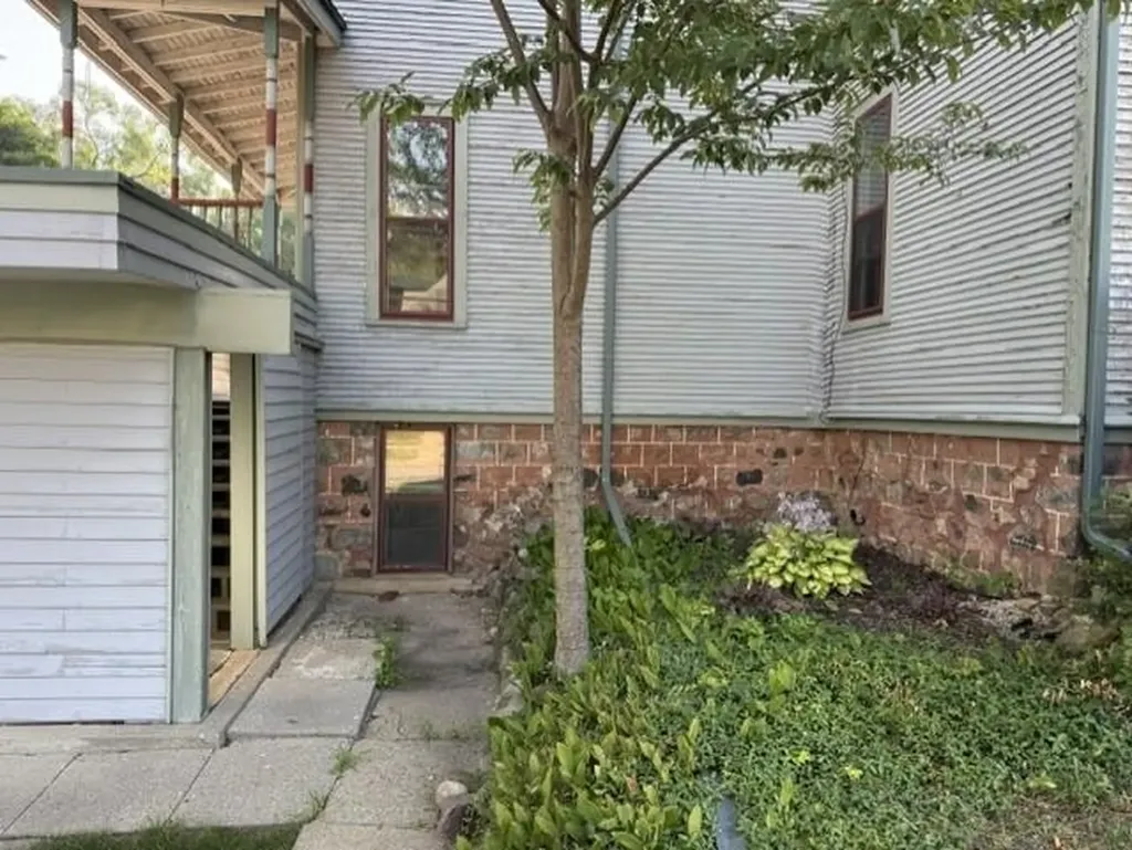 424 Center Street Alma City MI 48801