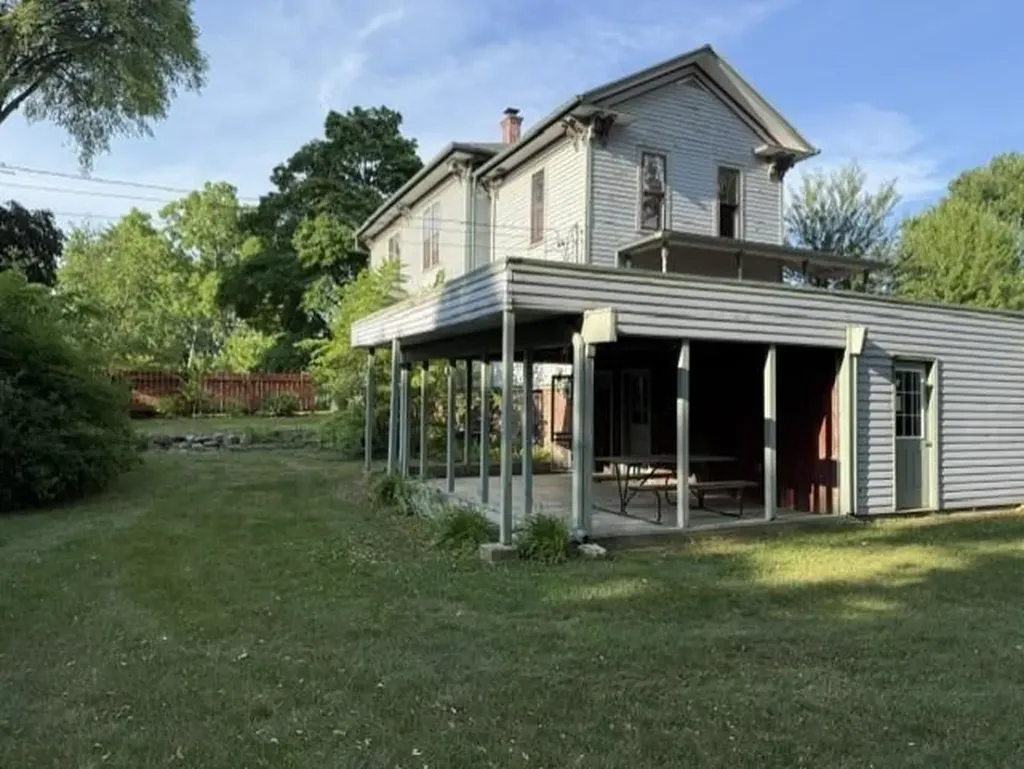 424 Center Street Alma City MI 48801