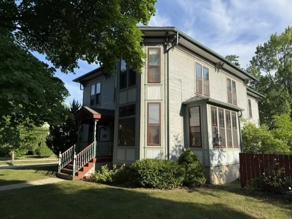 424 Center Street Alma City MI 48801