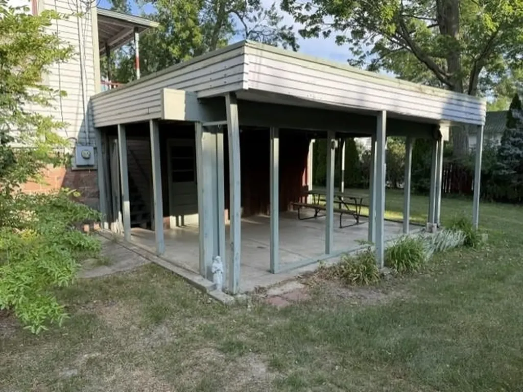 424 Center Street Alma City MI 48801