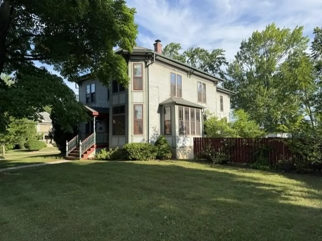 424 Center Street Alma City MI 48801