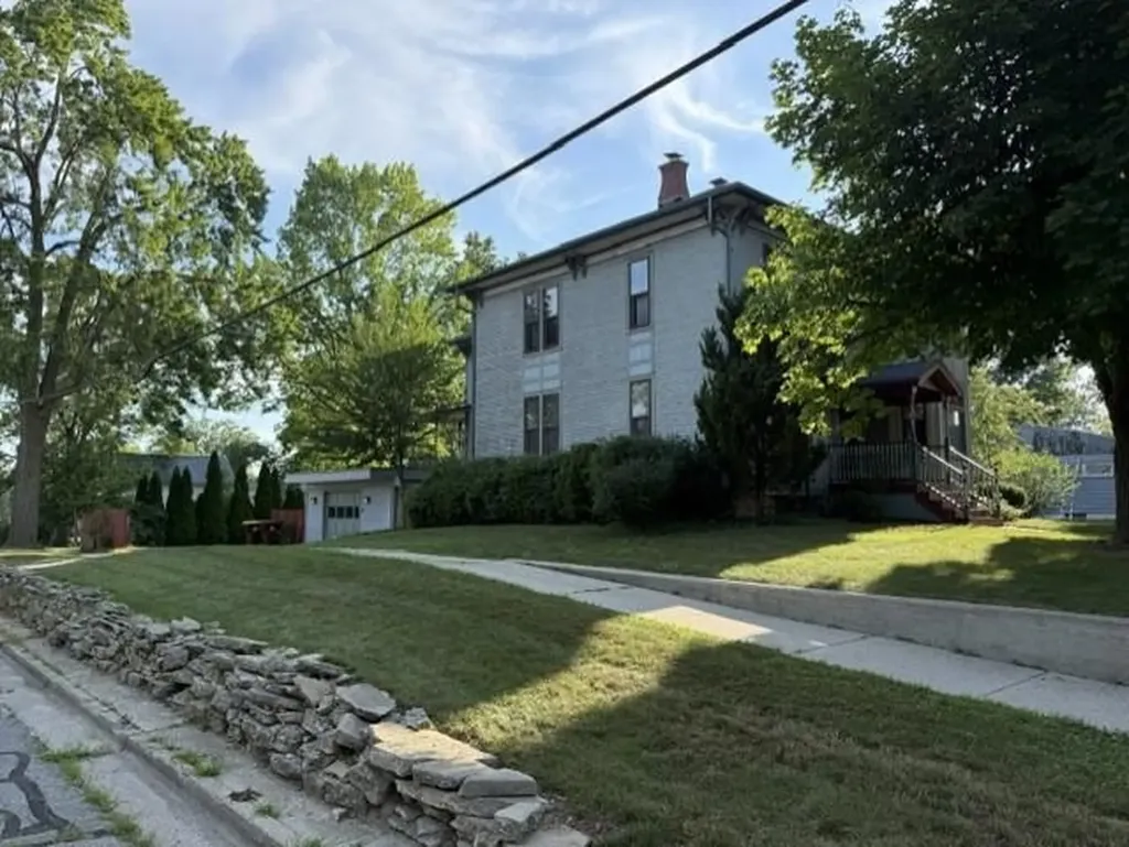 424 Center Street Alma City MI 48801