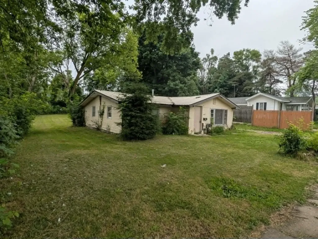 225 Valley Alma City MI 48801