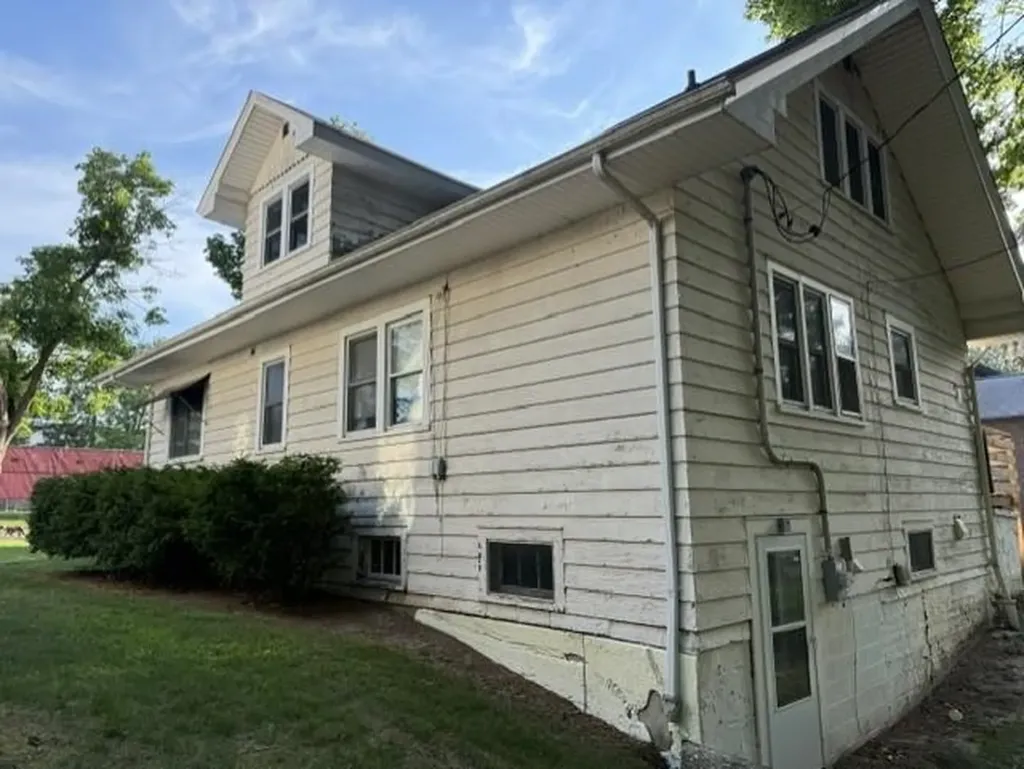 707 W Center Street Alma City MI 48801