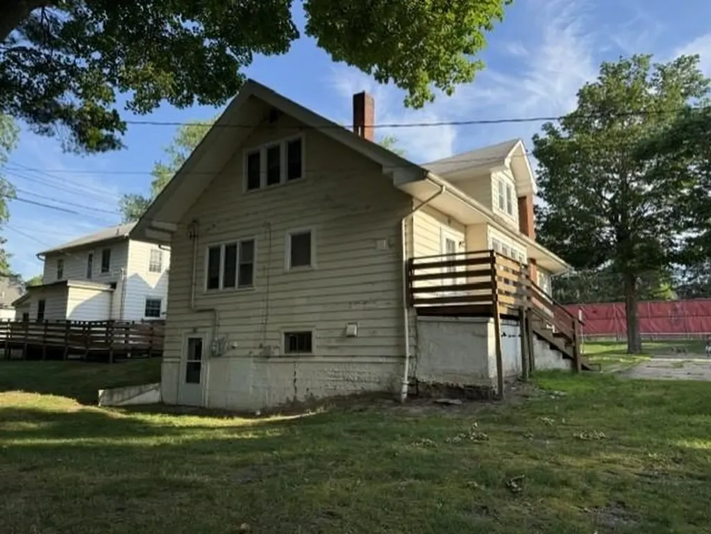 707 W Center Street Alma City MI 48801