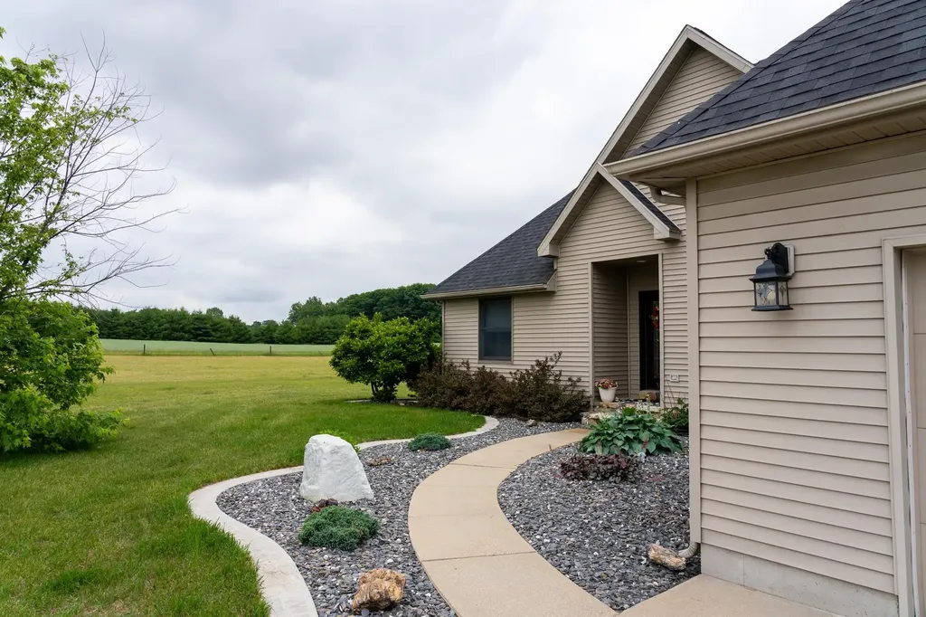7667 W Pickard Road Broomfield Township MI 48858