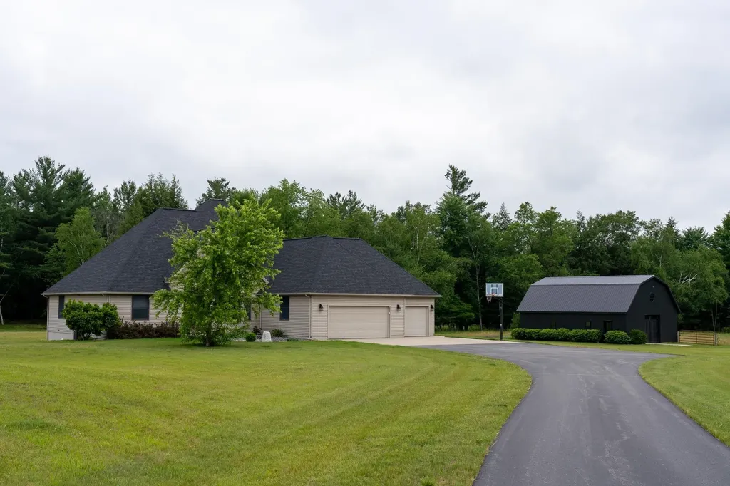 7667 W Pickard Road Broomfield Township MI 48858