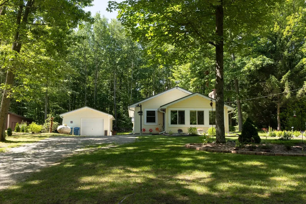 7692 Lakeview Drive Hamilton Township MI 48625