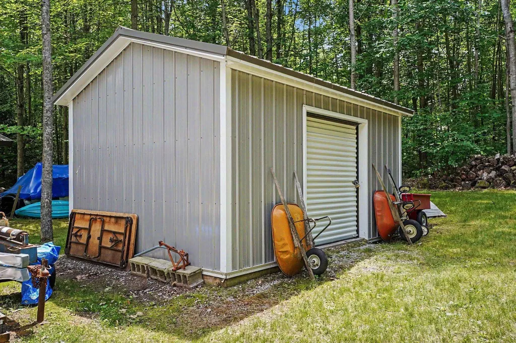 7692 Lakeview Drive Hamilton Township MI 48625