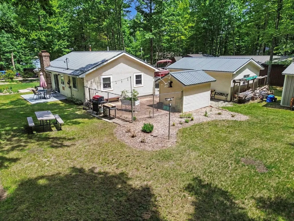 7692 Lakeview Drive Hamilton Township MI 48625