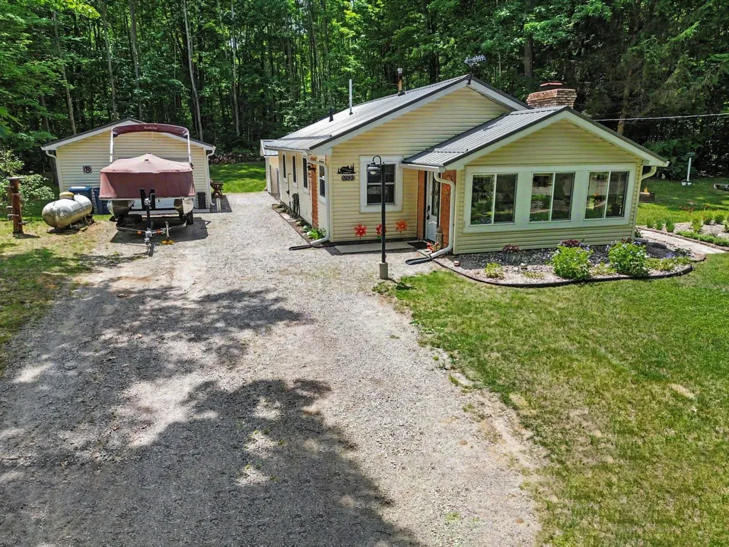 7692 Lakeview Drive Hamilton Township MI 48625