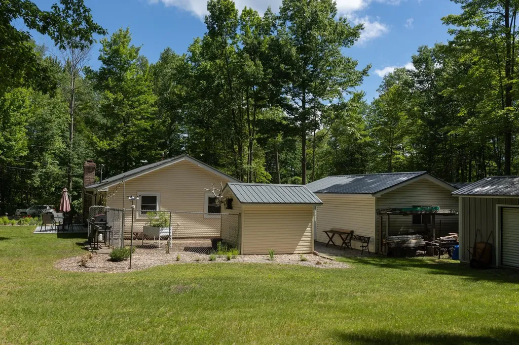 7692 Lakeview Drive Hamilton Township MI 48625