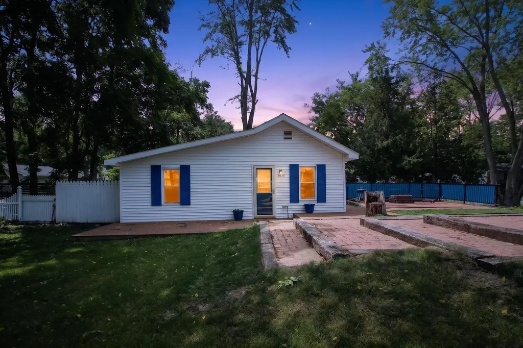 1035 Fairview Avenue Alma City MI 48801