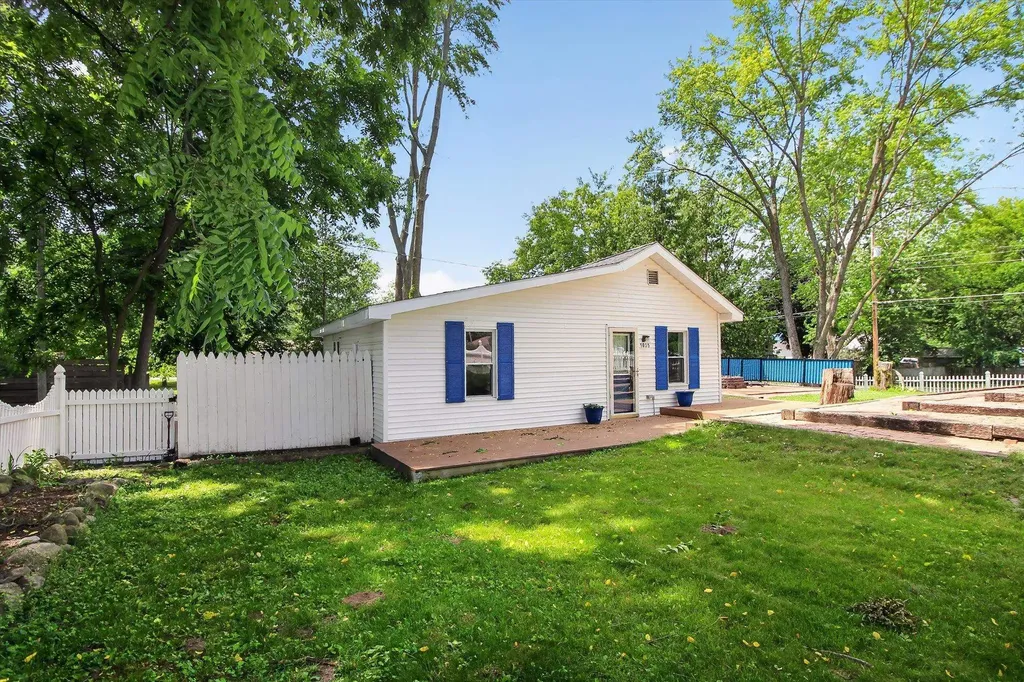 1035 Fairview Avenue Alma City MI 48801