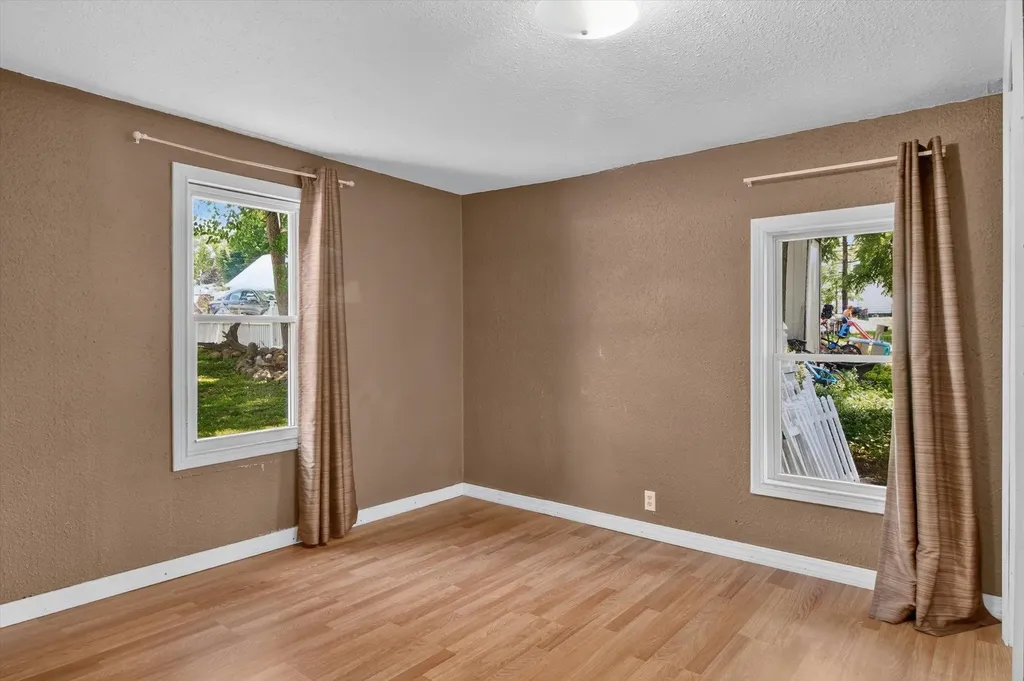 1035 Fairview Avenue Alma City MI 48801
