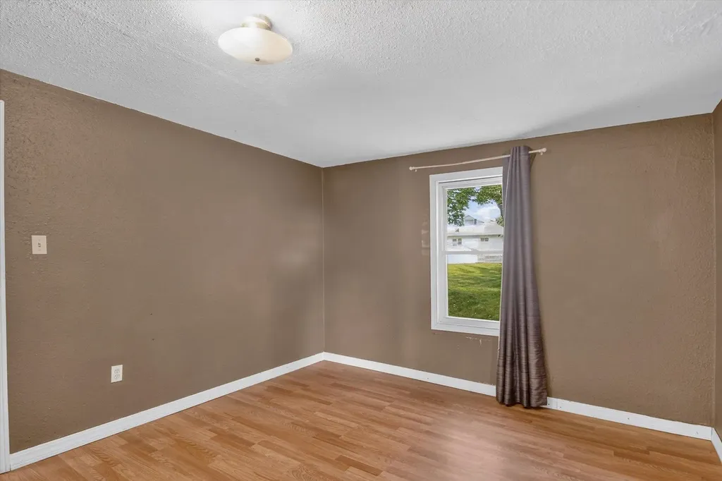 1035 Fairview Avenue Alma City MI 48801