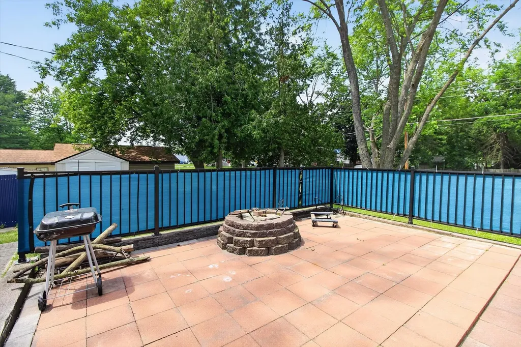 1035 Fairview Avenue Alma City MI 48801