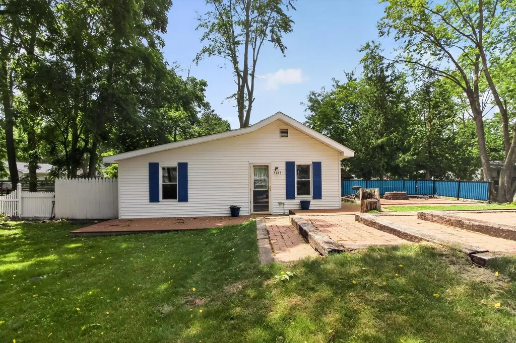 1035 Fairview Avenue Alma City MI 48801