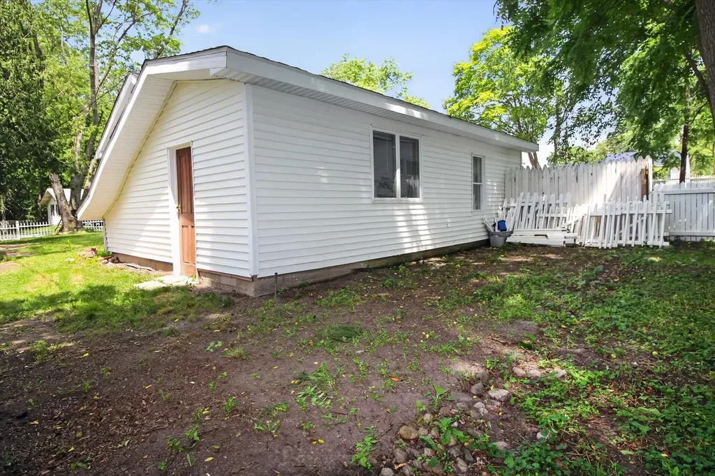 1035 Fairview Avenue Alma City MI 48801