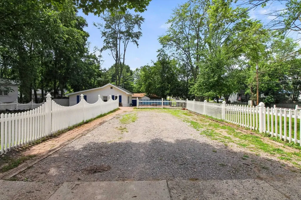 1035 Fairview Avenue Alma City MI 48801