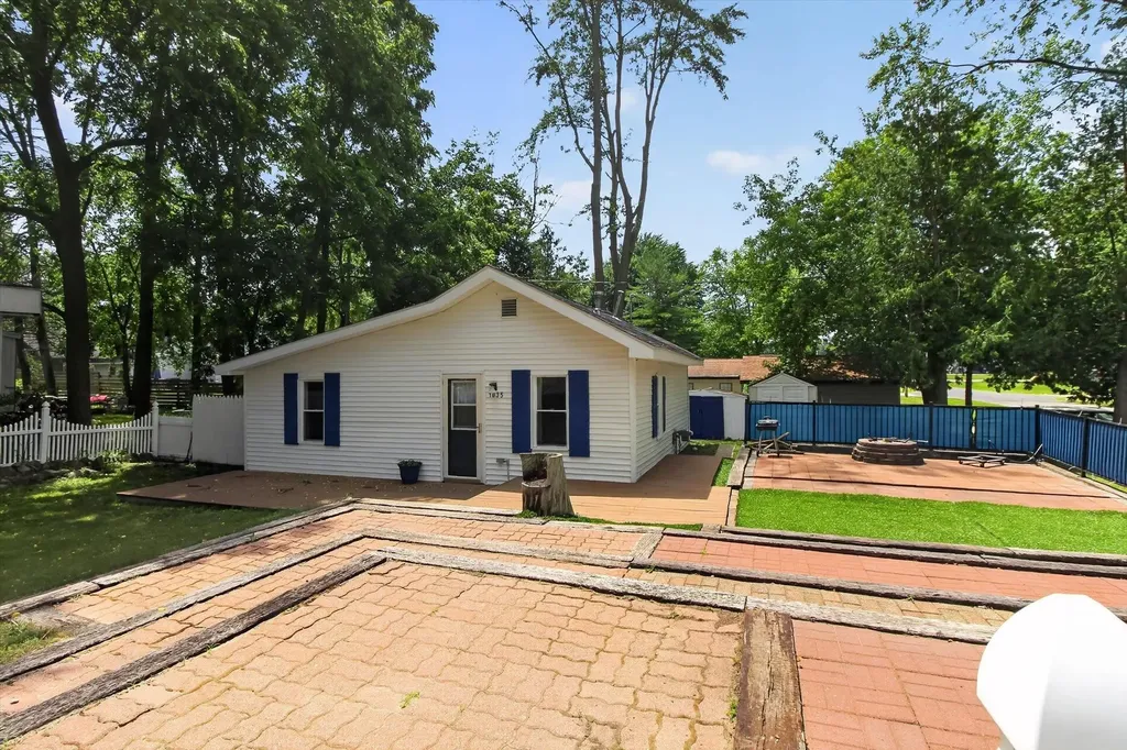 1035 Fairview Avenue Alma City MI 48801