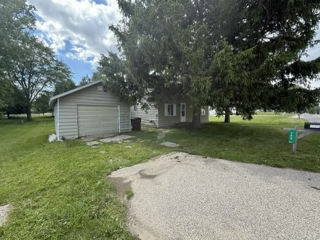 744 Saint Johns Street Ithaca City MI 48847