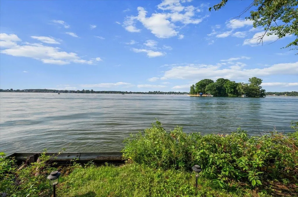 2483 Crystal Crystal Township MI 48818
