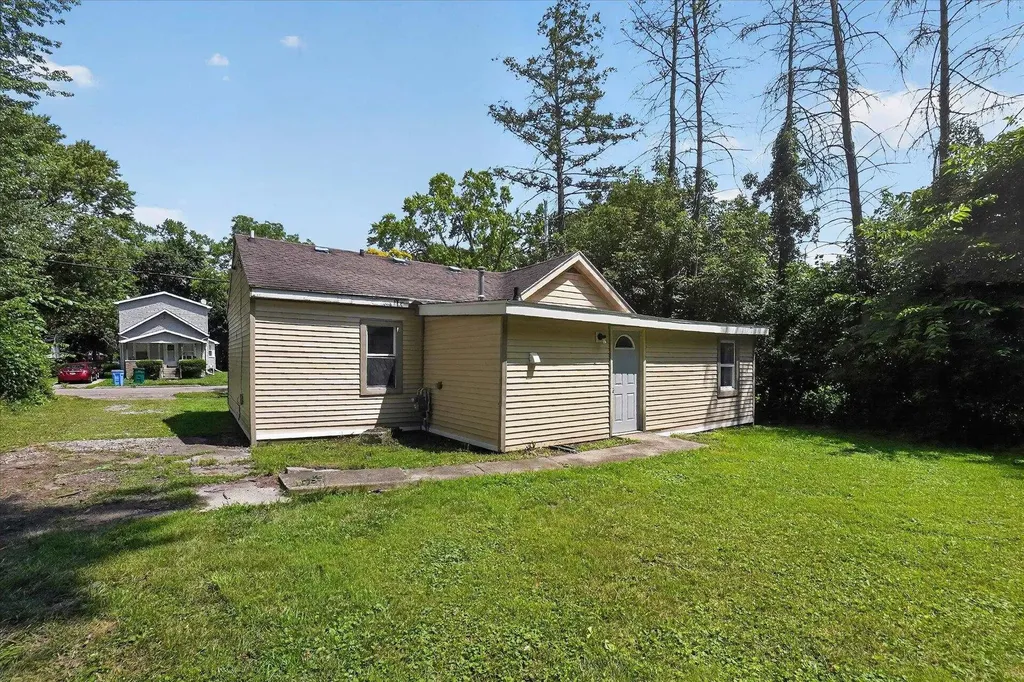 618 S Magnolia Drive Lansing City MI 48912