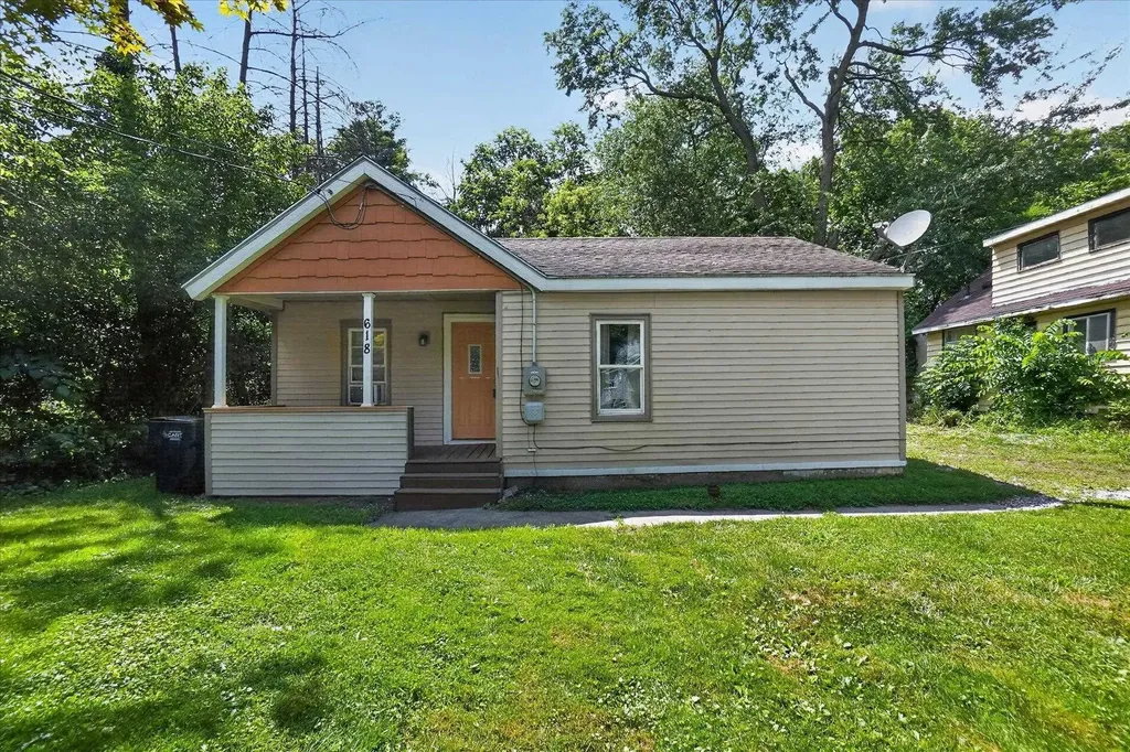 618 S Magnolia Drive Lansing City MI 48912