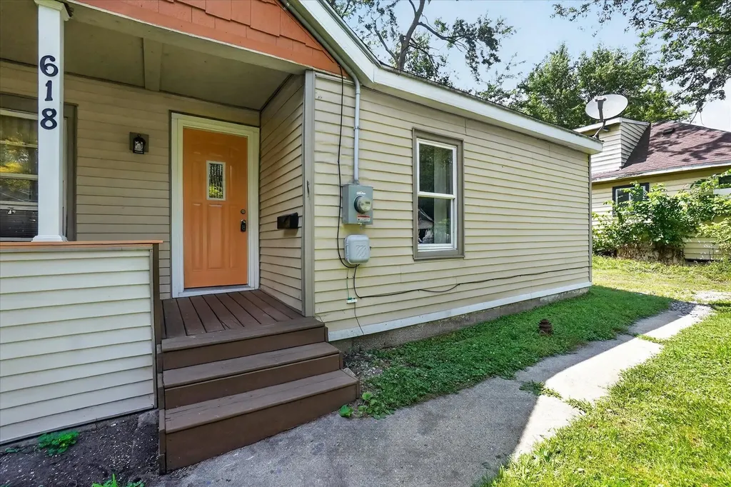 618 S Magnolia Drive Lansing City MI 48912