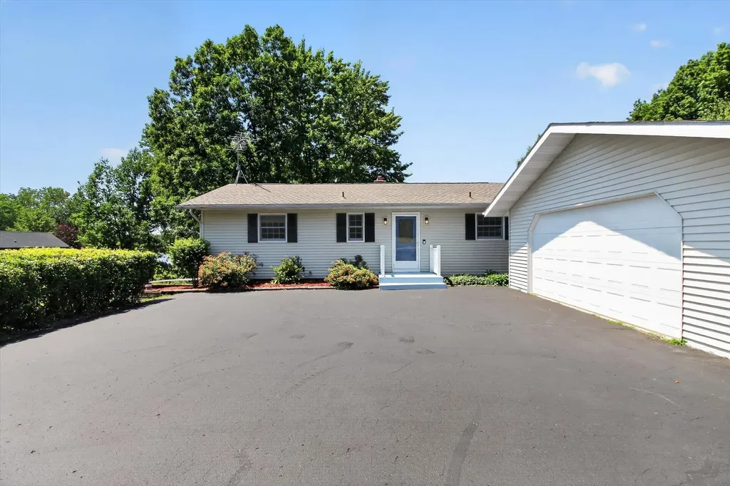 1132 Clubhouse Drive Broomfield Township MI 48893