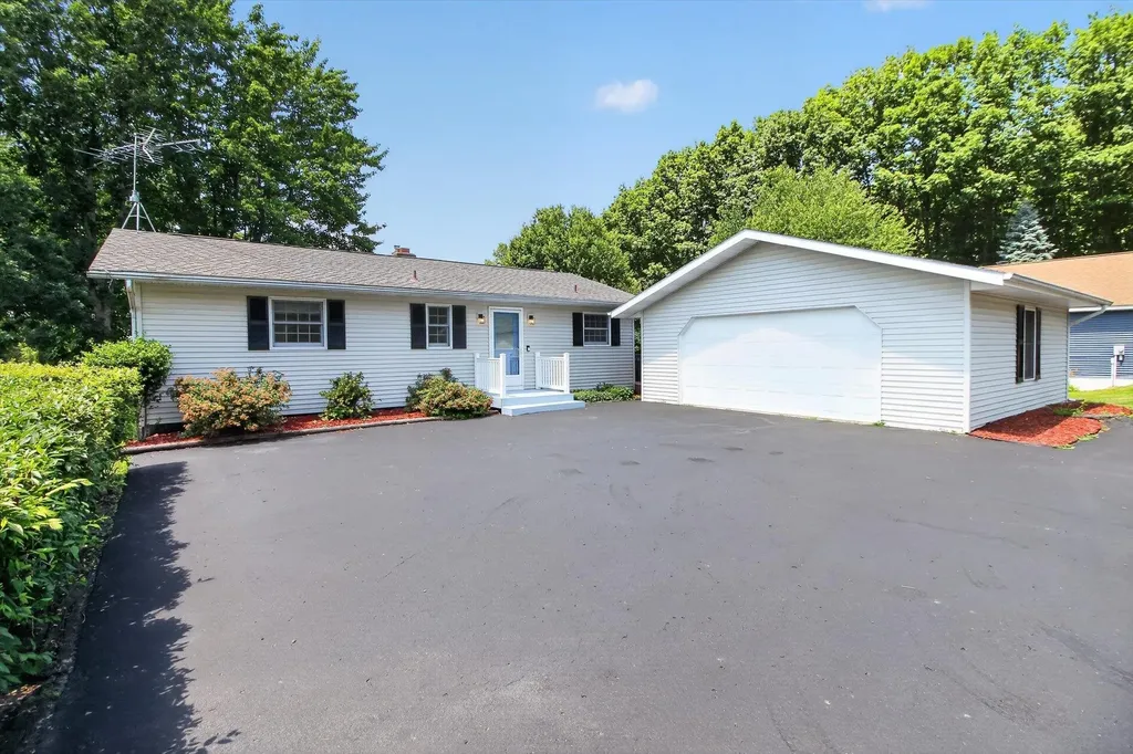1132 Clubhouse Drive Broomfield Township MI 48893
