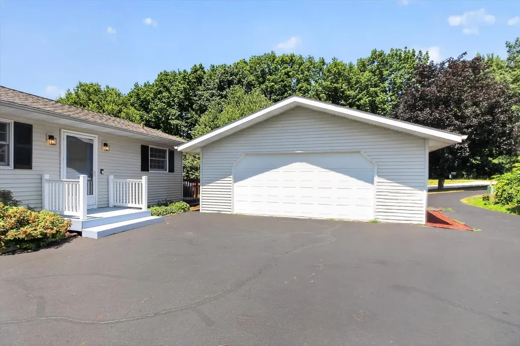 1132 Clubhouse Drive Broomfield Township MI 48893